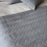 Set Piecera 210x70 y 2 Fundas Cojín 45x45 Trenza Gris